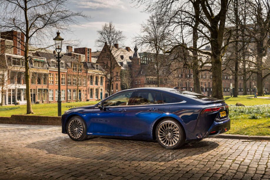 Ambtenaren in Groningen gaan aan de Toyota Mirai
