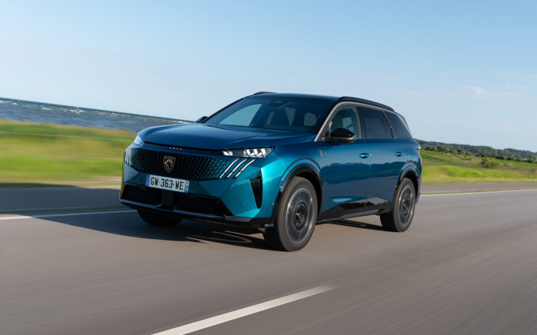 Waarom je in de Peugeot e-5008 niet onderuitgezakt politici kunt uitschelden