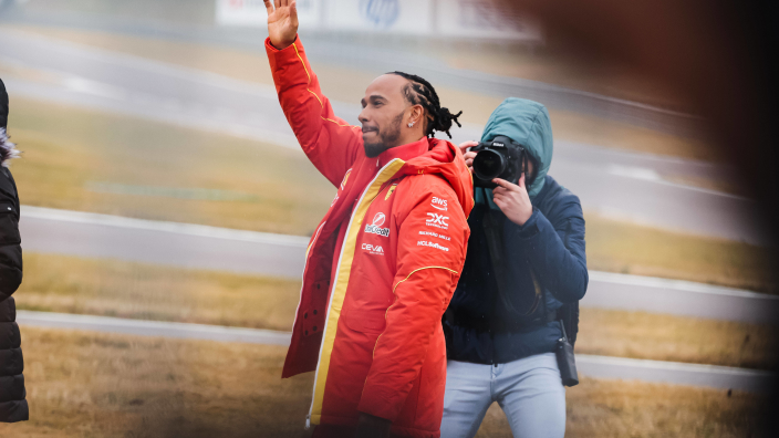 Hamilton-fan in Italië vernielt boom om Brit te zien en krijgt boete van de poltiie’