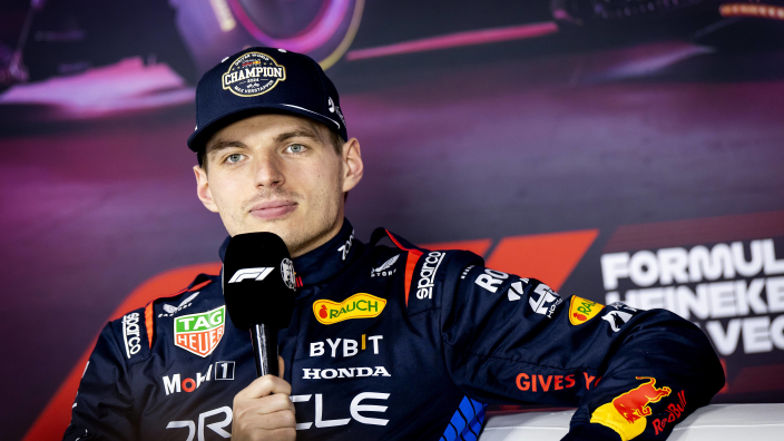 Verstappen steekt de draak met joelende fans: "Werd er boe geroepen? Misschien ben ik doof"