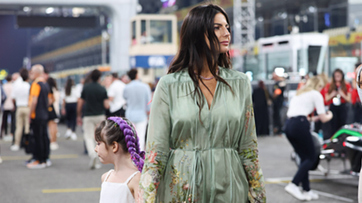 Kelly Piquet en Penelope zonder Verstappen op stap in stad vol glitter en glamour