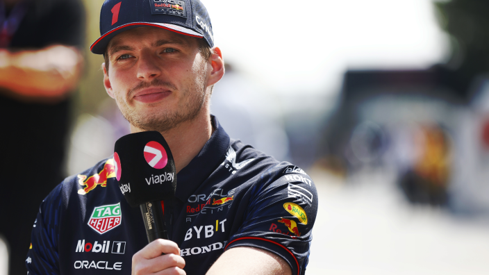 Interview Viaplay met Verstappen loopt helemaal mis: “Dan krijg je een derde been!”