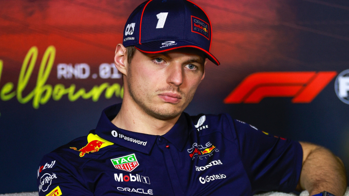 Max Verstappen onderneemt actie en sluit aan bij noodoverleg in Milton Keynes