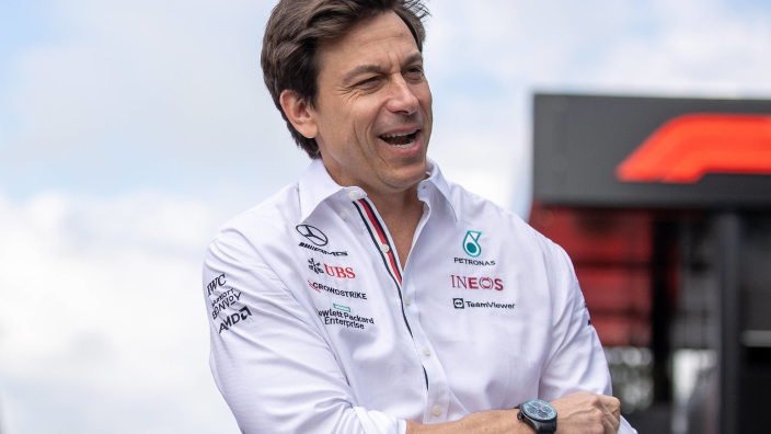 Toto Wolff neemt stelling tegen FIA-straffen voor vloeken: “Emoties van coureurs niet afremmen”