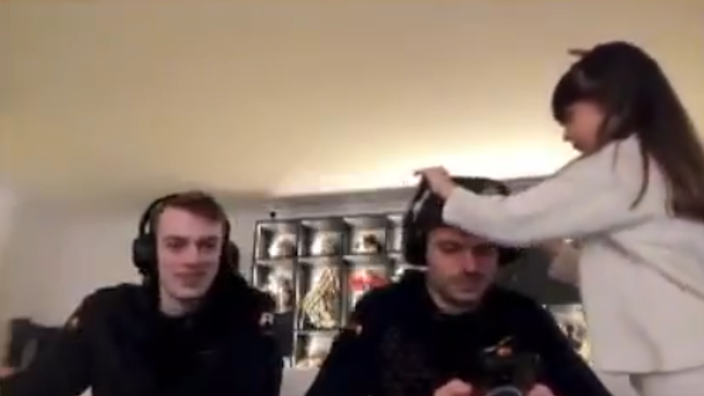 Penelope zorgt voor chaos en steelt attribuut van Verstappen tijdens livestream