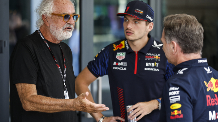 Flavio Briatore woest om “domme” kritiek op Max Verstappen: “Deze jongen rijdt geweldig”