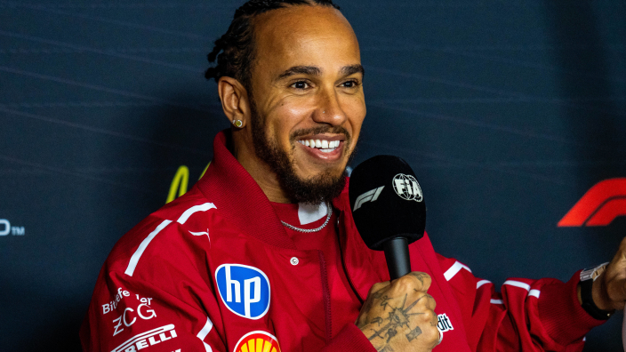 Lewis Hamilton komt met eerste sneer naar Mercedes: “Hopelijk wordt dit jaar beter”