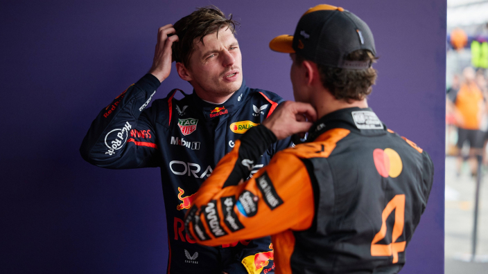 Norris schaart zich achter Verstappen: “Niet oké hoe Max daar wordt neergezet”