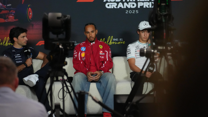 Sainz neemt Hamilton onder vuur op F1-persconferentie: “Jij in ieder geval niet”