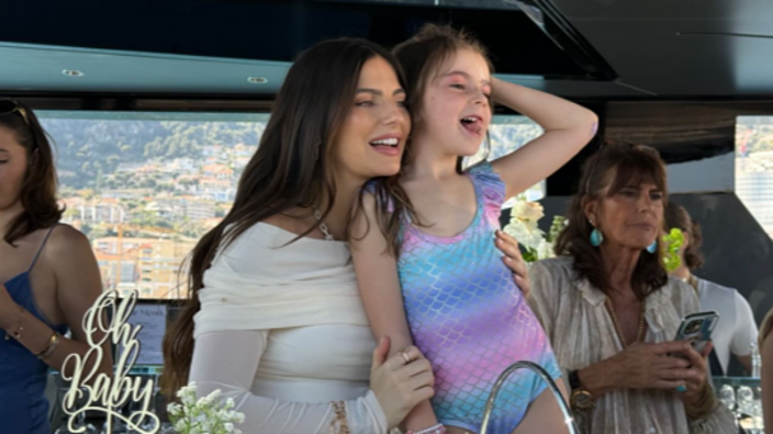 Kelly Piquet en Penelope kapen miljoenenaankoop Verstappen voor feest met vriendinnen