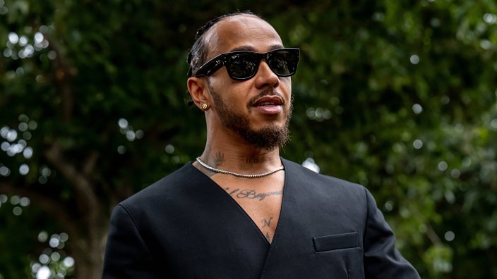 Bizar verhaal: Lewis Hamilton sliep door noodlanding heen na nachtje feesten